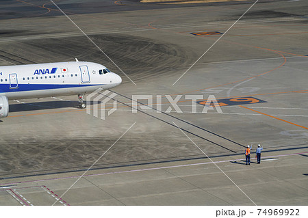 空港 地方空港 見送り 旅行の写真素材