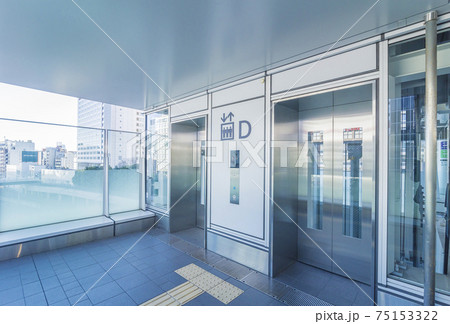 エレベーター エスカレーター 近未来 都市の写真素材