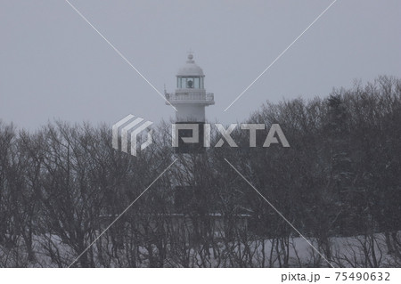 白黒の灯台の写真素材