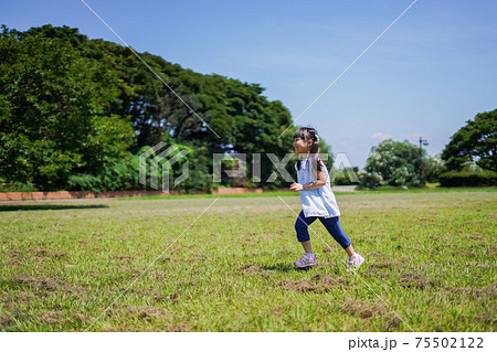 人物 女の子 走る 後ろ姿 喜び 楽しい 少女の写真素材