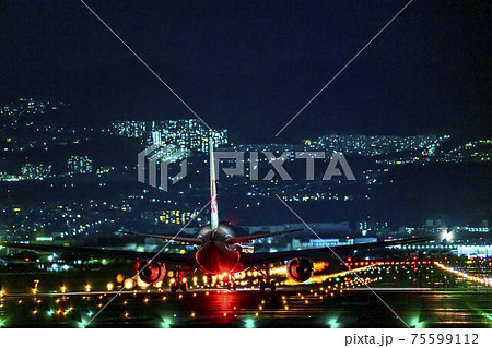 伊丹空港 夜景 滑走路 夜の写真素材 伊丹空港 夜景 滑走路 夜の写真素材