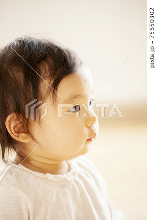 女の子 子供 赤ちゃん 横顔の写真素材