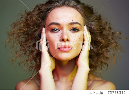 そばかす 女の子 かわいいの写真素材