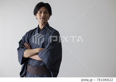 浴衣 男性 人物 腕組みの写真素材