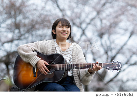 アコースティックギター 女性 かわいい 若い 少女 女子の写真素材