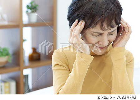 こめかみを押さえるの写真素材