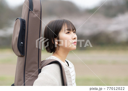 人物 女性 ギター 背負うの写真素材