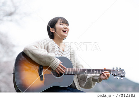 アコースティックギター 女性 かわいい 若い 少女 女子の写真素材