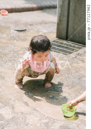 汚す 泥 遊びの写真素材