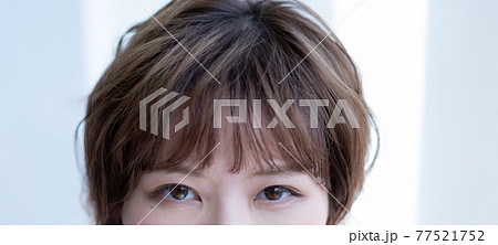 女性 顔 睨む にらむの写真素材