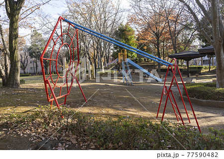 子供 園児 遊具 トンネルの写真素材