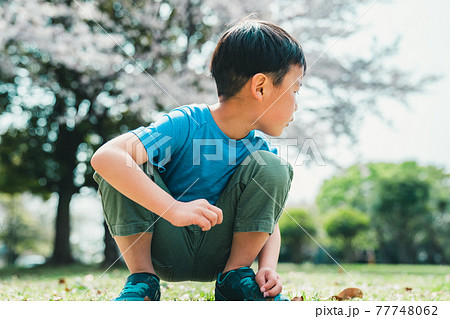 しゃがむ 男の子の写真素材