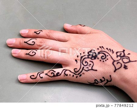 ヘナタトゥー 指の写真素材