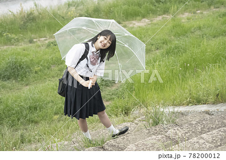 人物 女性 女子高生 雨の写真素材