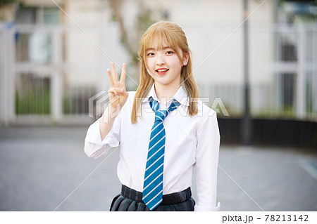 決めポーズ 1人の写真素材