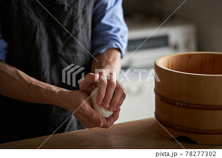 おにぎり 男性 握り飯 手の写真素材