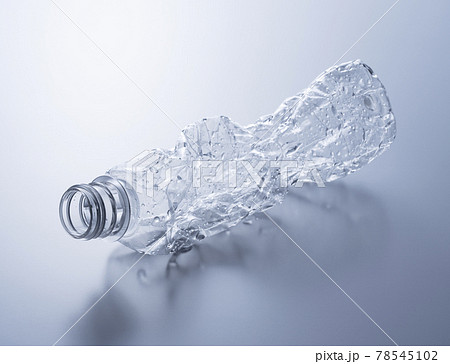 潰す ペットボトルの写真素材