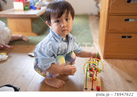 人物 日本人 かわいい 幼児 ライフスタイル 2歳 子供 1人の写真素材