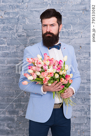 花を渡すの写真素材