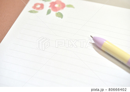 ボールペン 便箋 花柄 書くの写真素材