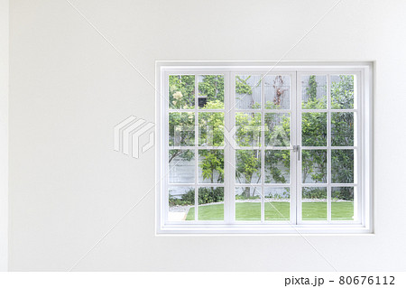 窓枠 家 窓 おしゃれの写真素材