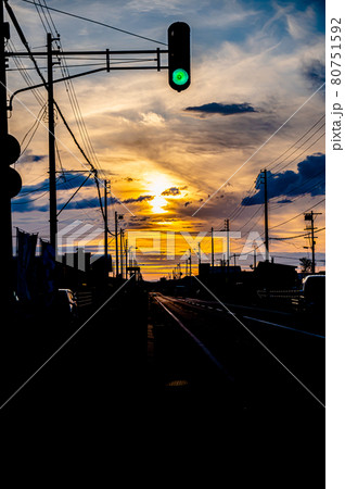 夕焼け 帰り道 電線の写真素材