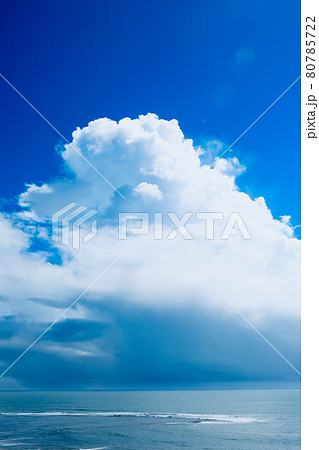 雲 入道雲 夏 海の写真素材