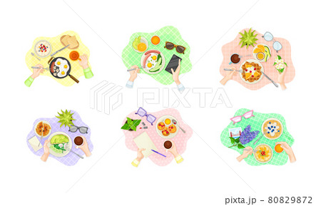 皿 料理 持つ 手の写真素材