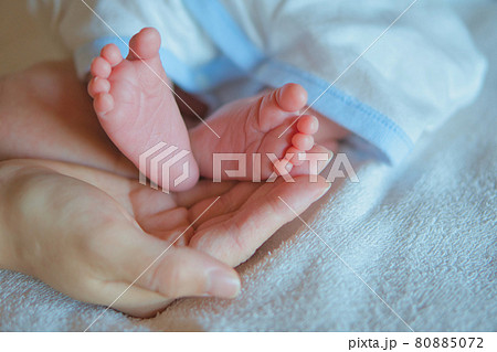 足 足の裏 小さい 赤ちゃん 可愛いの写真素材