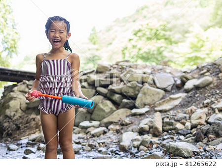 女の子 子供 水遊び 小学生 1人 楽しい 屋外 かわいいの写真素材