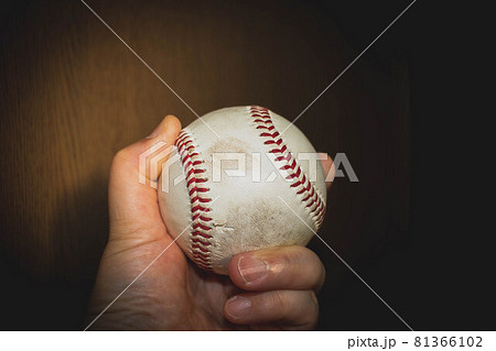 野球ボール 手 球 握るの写真素材
