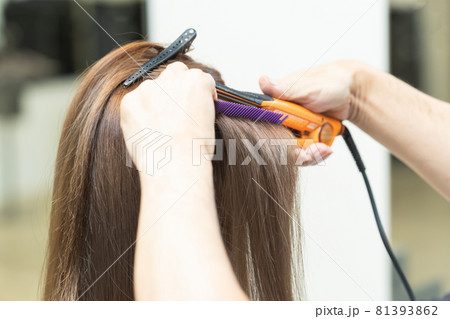 ヘアアイロン 茶髪の写真素材