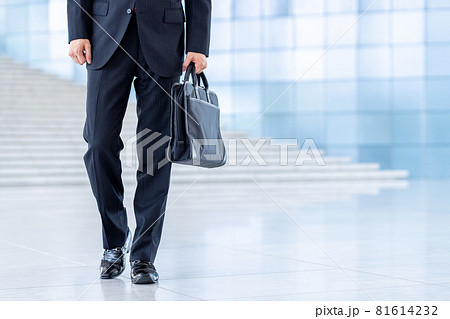 サラリーマン 靴 足 歩くの写真素材