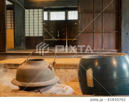 囲炉裏 茶釜 レトロ 火鉢の写真素材 - PIXTA