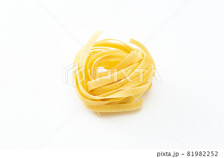 パスタ フェットチーネ 乾麺 白バックの写真素材 パスタ フェットチーネ 乾麺 白バックの写真素材