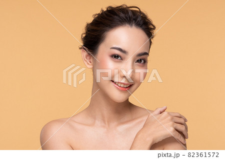 タイ人女性 触る 感動させる 顔の写真素材 タイ人女性 触る 感動させる 顔の写真素材