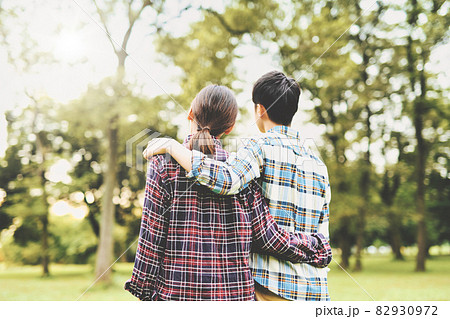 肩を組む後ろ姿の写真素材