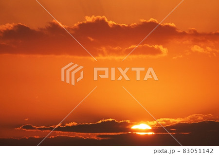 雲 夕空 空 夕焼けの写真素材
