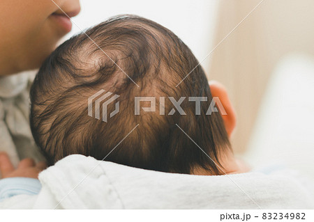 新生児 つむじ 髪の毛 ヘアの写真素材