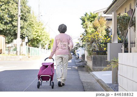 おばあちゃん 後ろ姿 80歳 女性の写真素材