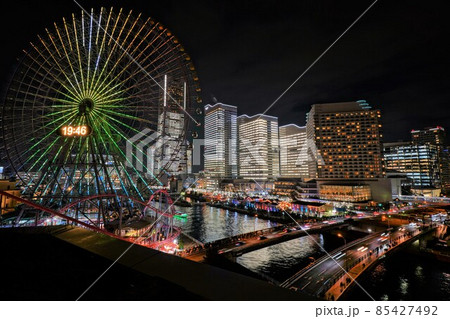 みなとみらい 夜景 横浜 観覧車の写真素材