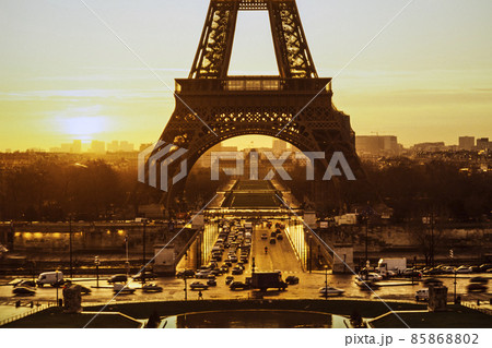 太陽 シルエット 朝日 エッフェル塔の写真素材