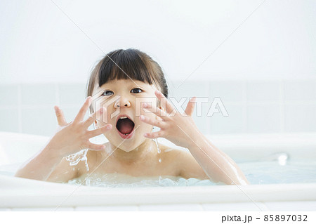 入浴　女児 小さな女児が海で楽しんで。子供と女性の海の水で入浴します ...