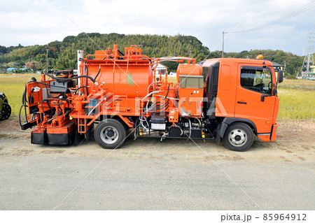 特殊車両 トラック 防水 アスファルト乳剤散布車の写真素材 - PIXTA