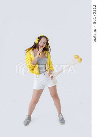 人物 女性 マイク 歌う 若い かわいい 綺麗 きれいの写真素材 人物 女性 マイク 歌う 若い かわいい 綺麗 きれいの写真素材