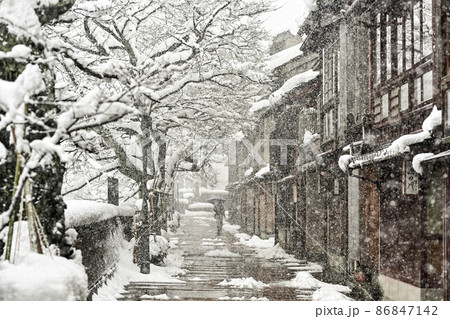 雪の降る街の写真素材 - PIXTA