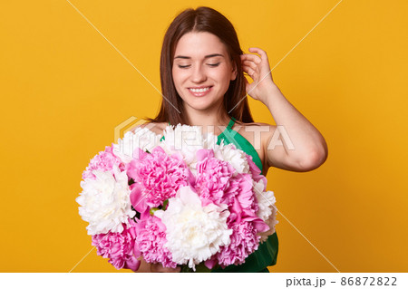 女性 花束 抱える 花の写真素材