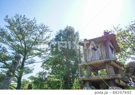 小屋 秘密基地 風景 空の写真素材