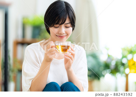 紅茶 女性 飲む 上半身の写真素材