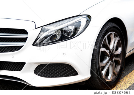 白のドイツ製高級セダンのヘッドライト周り